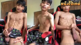 คลิปโป๊เกย์ จากทางบ้านหนุ่มวัยรุ่นเกมเมอร์ไทยควยใหญ่รับคำท้าเพื่อนนั่งชักว่าวโชว์งูเหลือมใหญ่มากบนเก้าอี้